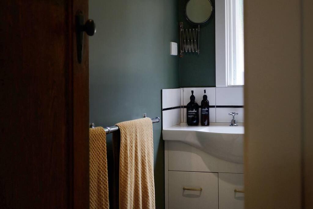 Harrys House Warburton - Peaceful Riverside Cottage In The Perfect Location エクステリア 写真