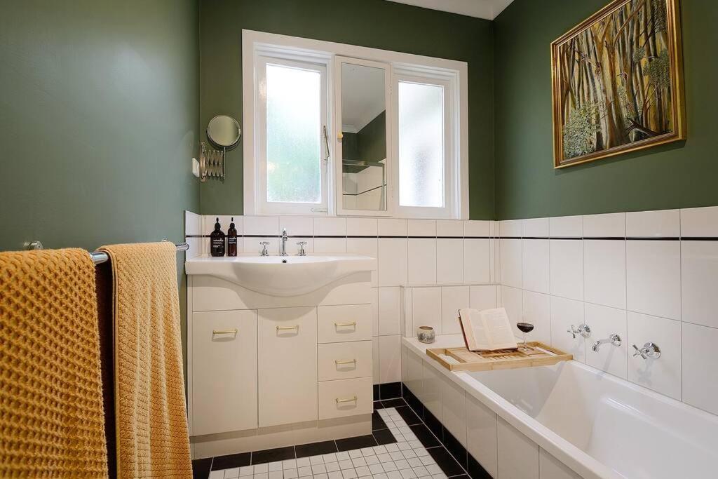 Harrys House Warburton - Peaceful Riverside Cottage In The Perfect Location エクステリア 写真