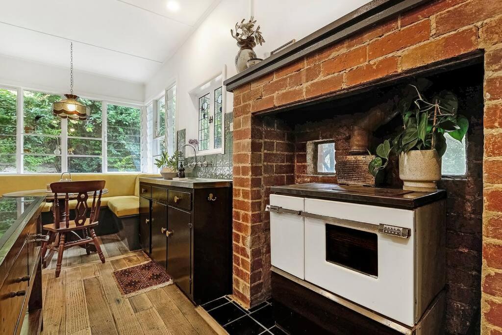 Harrys House Warburton - Peaceful Riverside Cottage In The Perfect Location エクステリア 写真